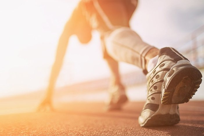 Confessioni di un investitore esperto: la cosa n. 1 che avrei voluto sapere prima di iniziare nel settore immobiliare Piedi del corridore dell'atleta che funzionano sul primo piano del tapis roulant sulla scarpa