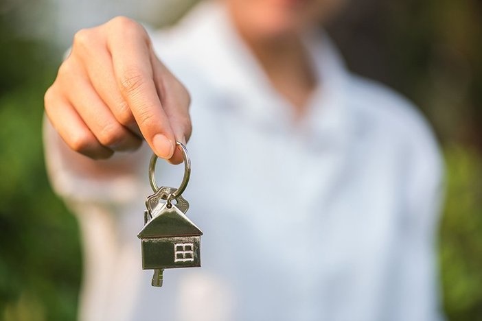 Best Deal Ever: Making a Good Deal Great by Negotiating Seller-Held Terms house key in woman hand and green leaves background