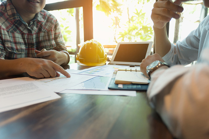 How to Best Work With Contractors as an Investor (An Ex-Contractor’s Point of View) Businessmen are meeting with contractors about business plans.
